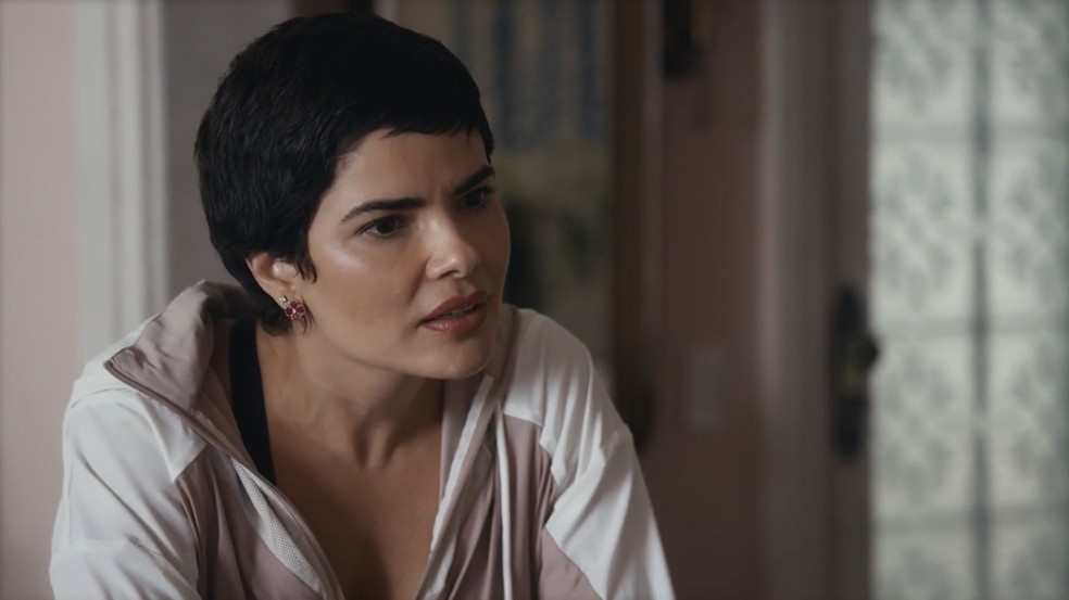 Leonor fica ainda mais desconfiada da história sobre a mãe de Chiara, em Travessia — Foto: TV Globo