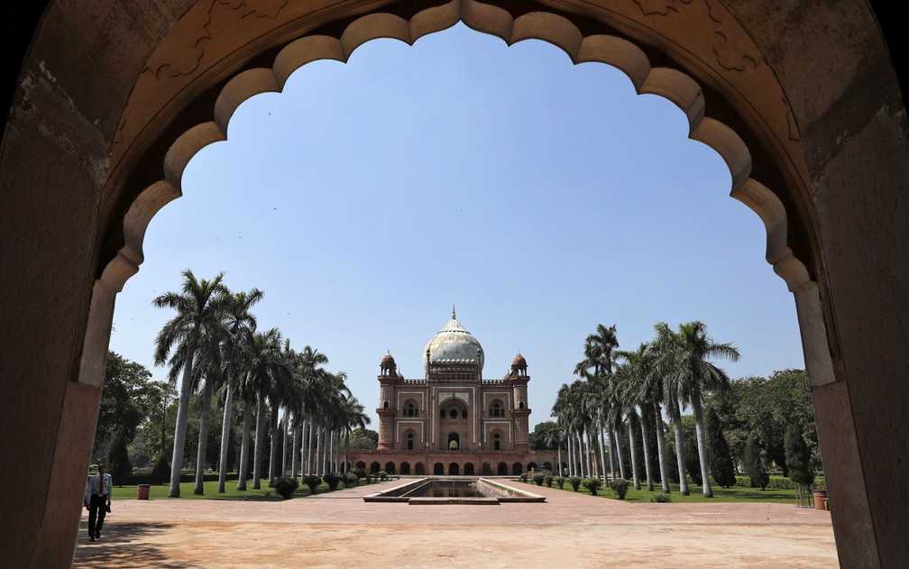 O túmulo de Safdarjung, em Delhi, na Índia, onde o governo limitou grandes encontros de pessoas  — Foto: Reuters/Adnan Abi