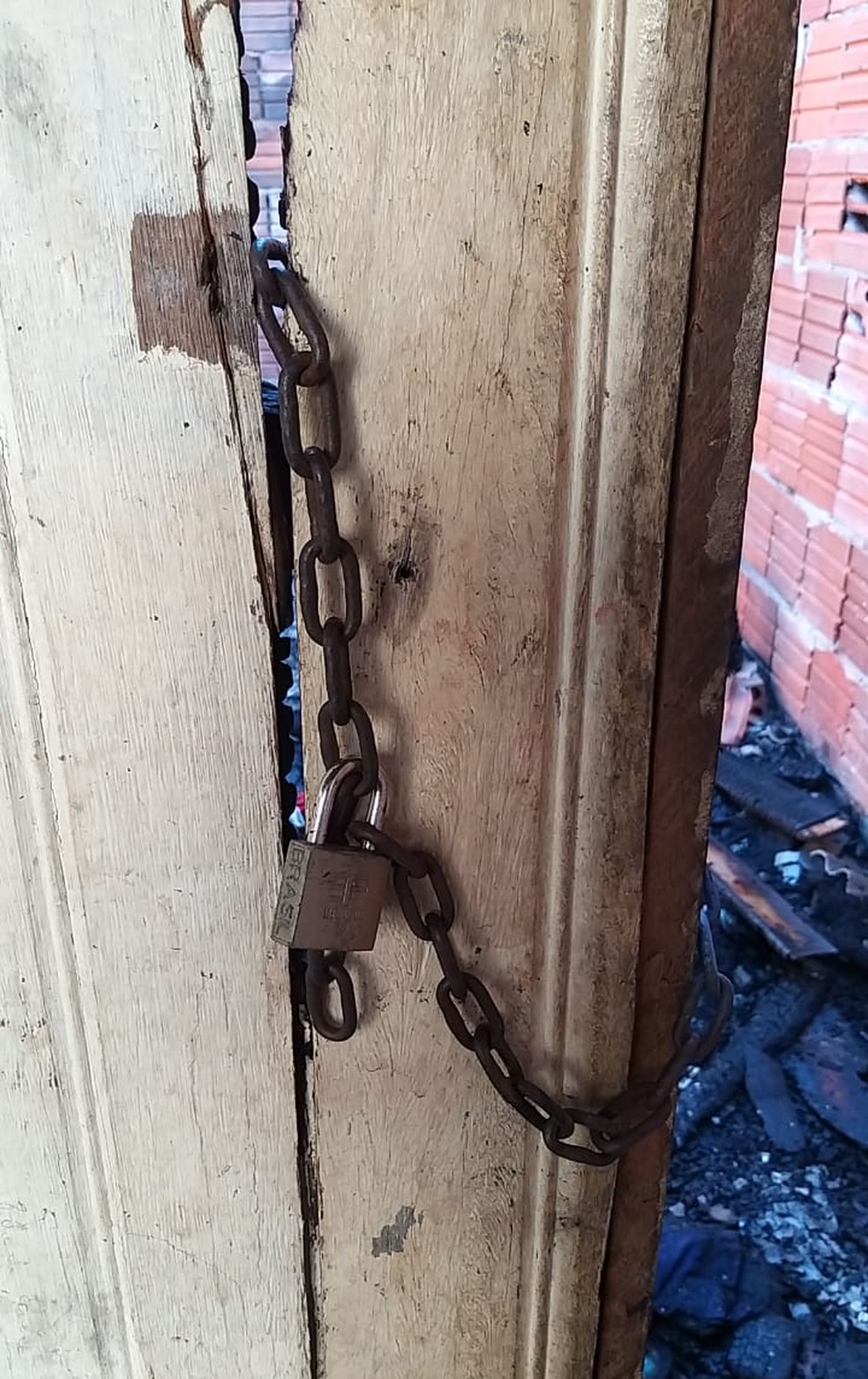 Casa estava trancada com cadeado e vizinhos não conseguiram abrir — Foto: Eldérico Silva/ Rede Amazônica