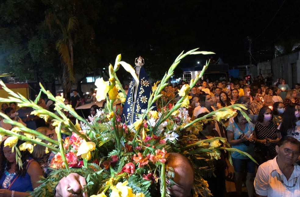 Fiéis percorreram as ruas do Conjunto Manoel Julião em devoção à Santa — Foto: Consuela Gonzalez/Rede Amazônica Acre
