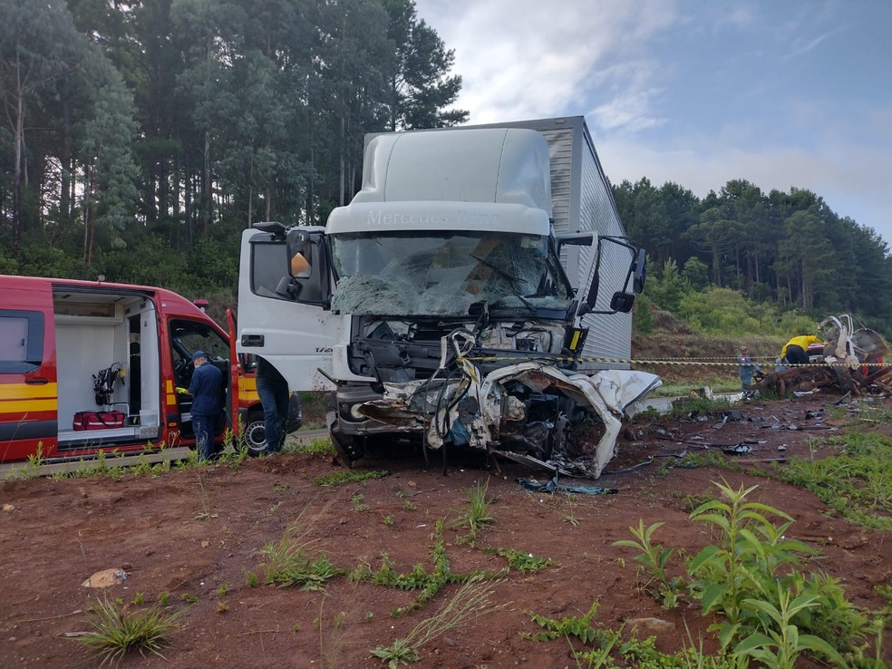 Caminhão fica com a frente destruída após batida frontal em São José do Cerrito — Foto: CBMSC/Divulgação
