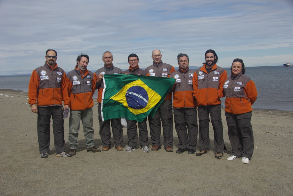 Equipe brasileira na Antártica; Jefferson Simões ao centro (Foto: Arquivo Pessoal)