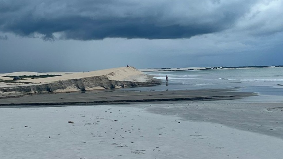 Duna do Pôr do Sol se reduziu a um banco de areia desde que passou a receber muitos turistas — Foto: Maristela Gláucia/TV Verdes Mares
