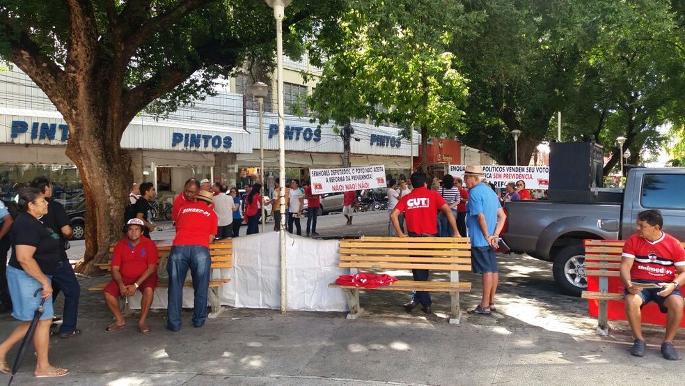 Manifestantes estão reunidos na Praça Rio Branco (Foto: José Marcelo/G1)
