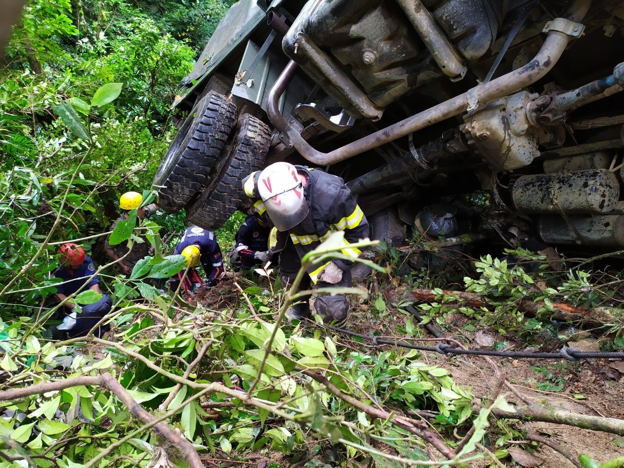 Acidente com caminhão do Exército: dois soldados estão na UTI em Blumenau