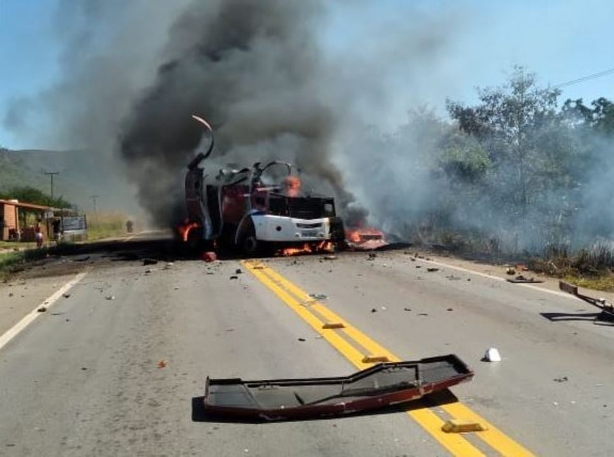 Veículo que teria sido usado por criminosos em ataque a carro-forte é encontrado incendiado, no interior do Ceará - Vimarsana News