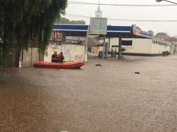 Bombeiros usou botes para socorrer moradores (Foto: Arquivo Pessoal)