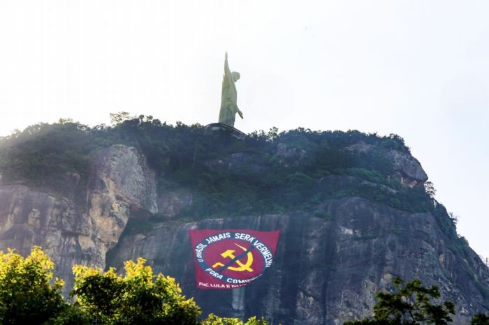 O bandeirão no Morro do Corcovado