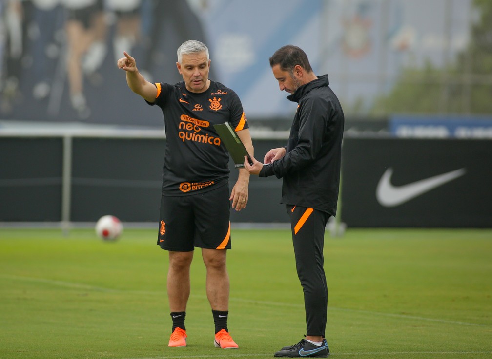 Técnico Vítor Pereira e o auxiliar Luís Miguel em treino do Corinthians — Foto: Rodrigo Coca / Ag.Corinthians