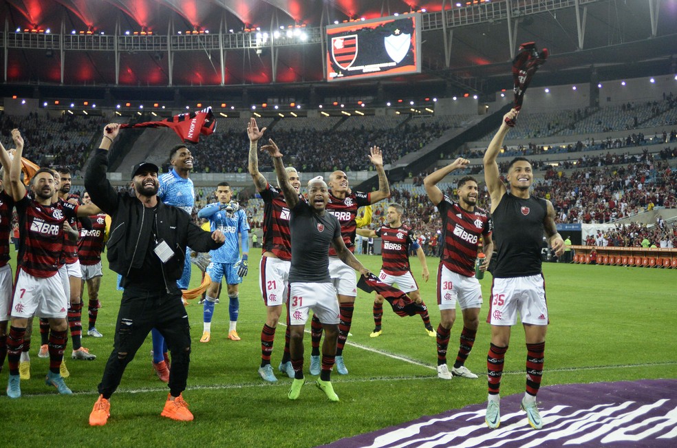 Jogadores comemoram com a torcida a vaga na final — Foto: André Durão / ge