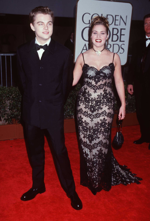 Kate Winslet em 1998, ao lado de Leonardo DiCaprio na estreia de Titanic (Foto: Getty Images)