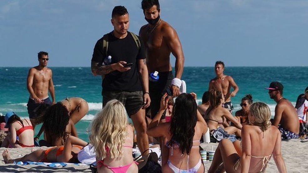 Como acontece em partes do Brasil, muitos turistas não usam máscara em Miami — Foto: GETTY IMAGES/BBC