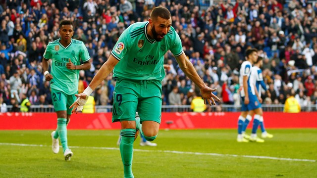 Benzema comemora gol do Real Madrid seguido por Rodrygo