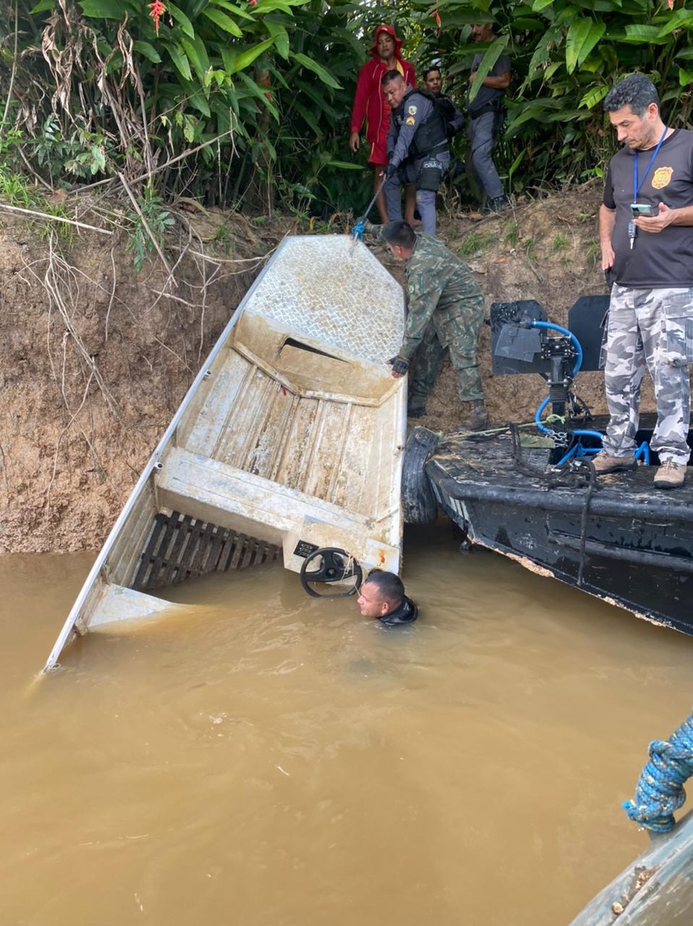 Imagem mostra lancha de Bruno Pereira sendo retirada do fundo do rio Itacoaí — Foto: Polícia Federal