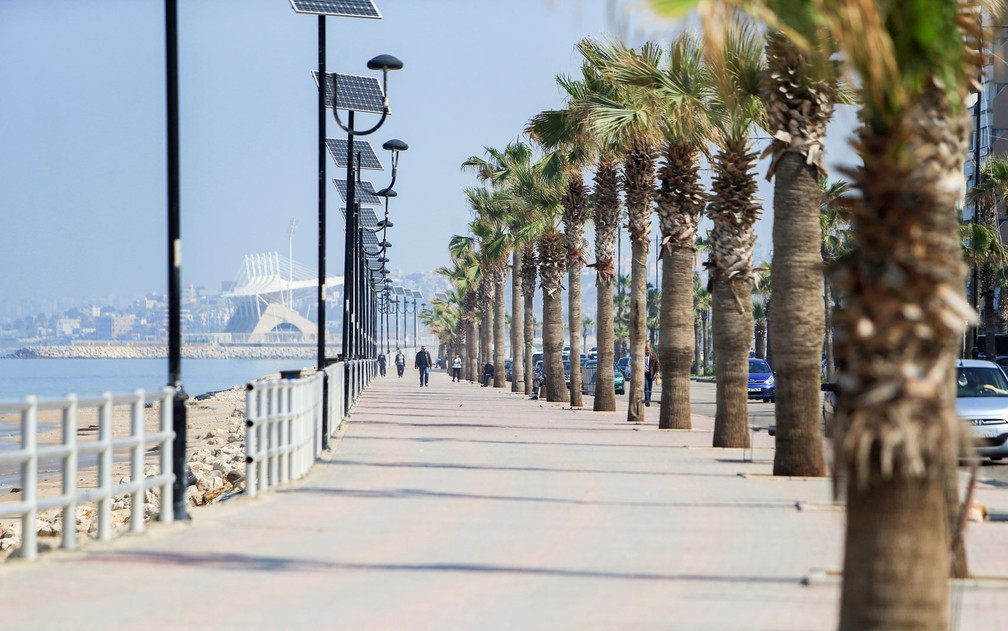 Poucas pessoas caminham em Sidon, no Líbano, onde o governo declarou um estado de emergência médica  — Foto: Reuters/Ali Hashisho
