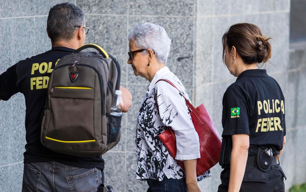 Marice Correa, cunhada do ex-tesoureiro PT João Vaccari Neto, é conduzida por policiais federais em SP — Foto: Marcelo Gonçalves/Sigmapress/Estadão Conteúdo