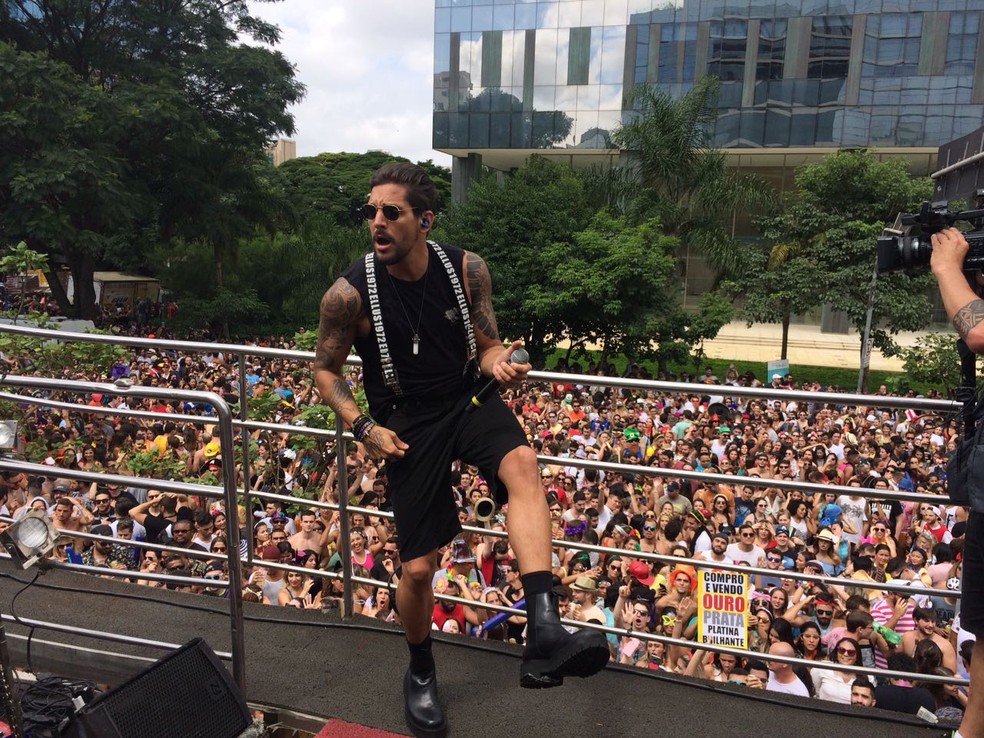 Felipe Pezzoni, da Banda Eva, no trio Beleza Rara em SP (Foto: Peter Fussy / G1)