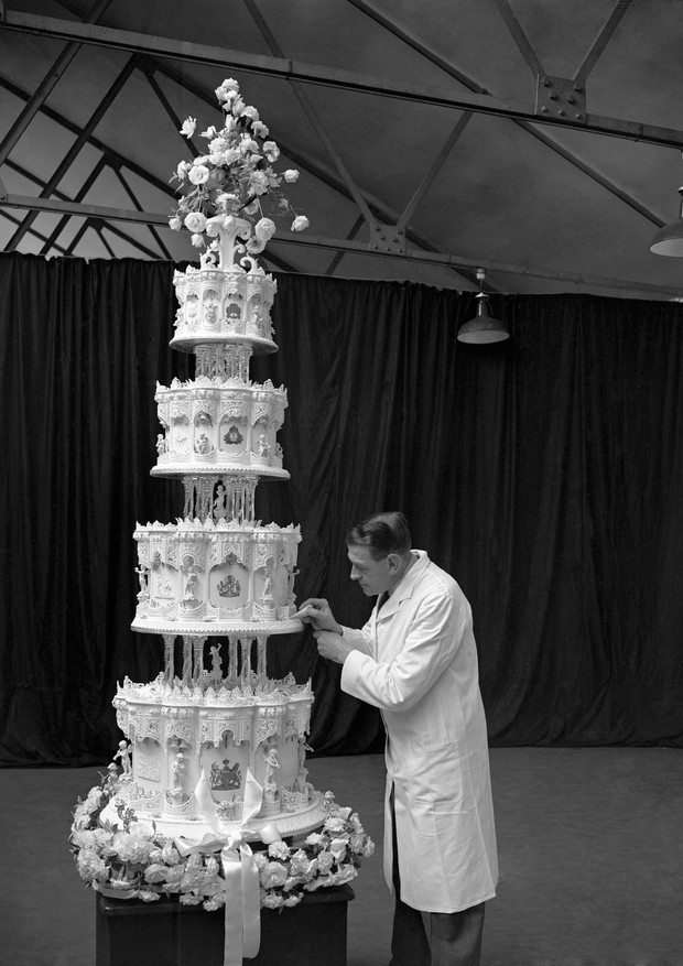 The official wedding cake to be cut by H.R.H. Princess Elizabeth at the weding reception was on view today (Friday) at the Harlesden works of Messrs. McVitie & Price. The cake is of four tiers. stands nine feet high and weighs about 500-lb. The tiers are  (Foto: PA Archive/PA Images)