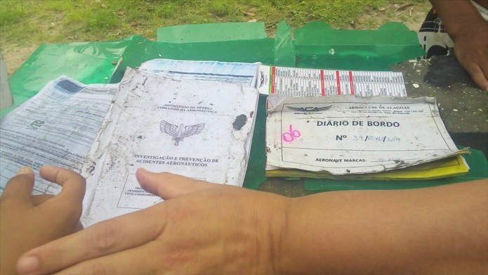 Documentos do avião encontrados no local do acidente em Sergipe — Foto: Reprodução/Jornal Hoje