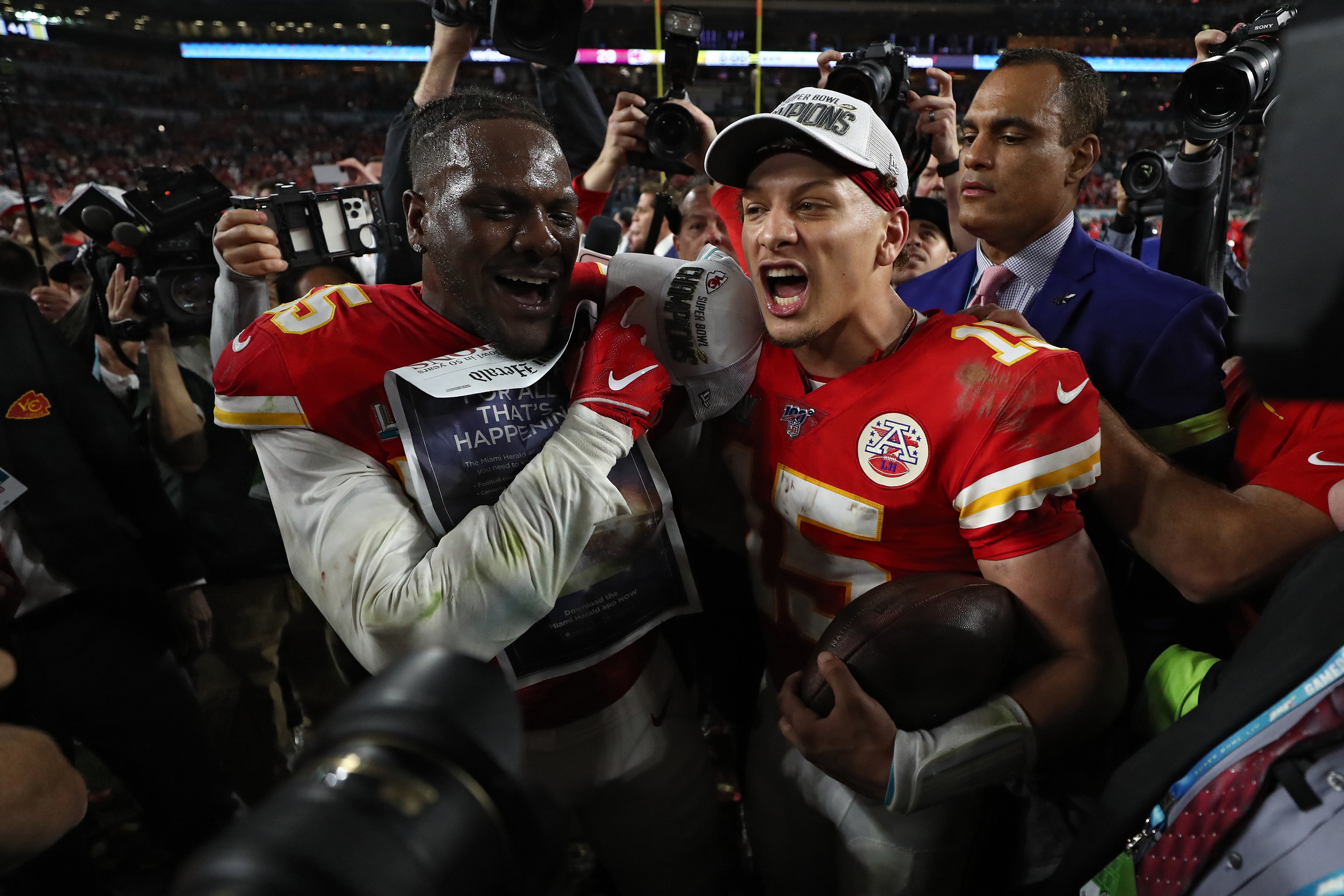 Mahomes ao lado de Frank Clark celebrando a vitória do Kansas City Chiefs sobre o San Francisco 49ers no Super Bowl LIV (Foto: getty)