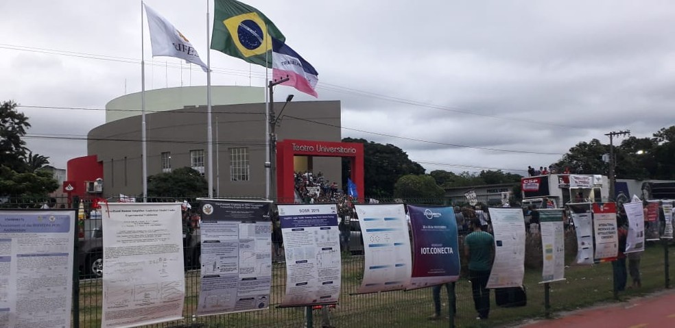 Cartazes com apresentações acadêmicas da Ufes foram fixados na grade — Foto: André Rodrigues/TV Gazeta