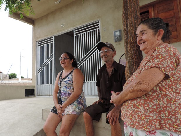 Cícera (E) optou por construir uma casa com os pais, José Firmino e Joana (Foto: Katherine Coutinho / G1)