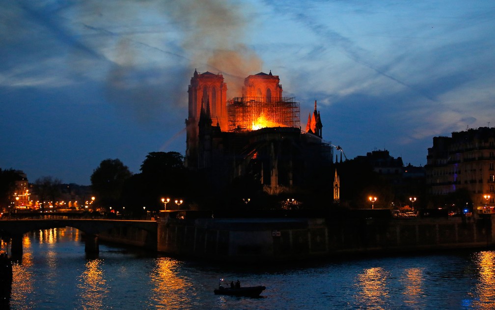 Bombeiros tentam conter incêndio na Catedral de Notre-Dame, em Paris, na segunda-feira (15) — Foto: AP Photo/Michel Euler