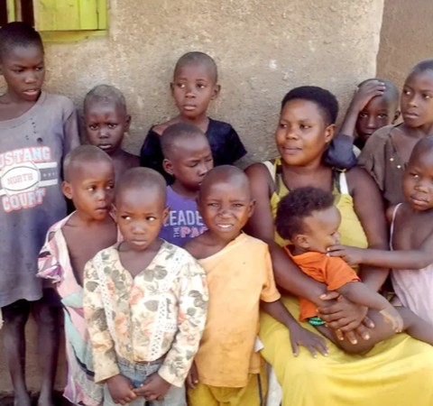"Todo o meu tempo foi gasto cuidando dos meus filhos", diz africana, que já deu à luz 44, incluindo gêmeos, trigêmeos e quadrigêmeos