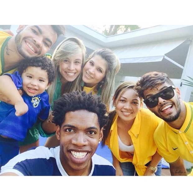 Dentinho posta foto com a esposa, o filho, Lucas, e amigos (Foto: Reprodução/Instagram)