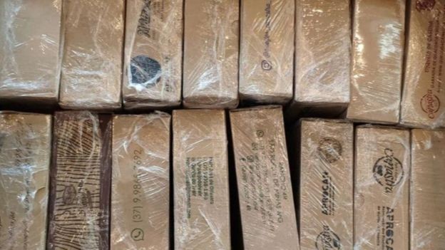 Produtores levaram queijos embalados nas malas - e contaram com a sorte para driblar a fiscalização (Foto: Arquivo pessoa/BBC News Brasil)