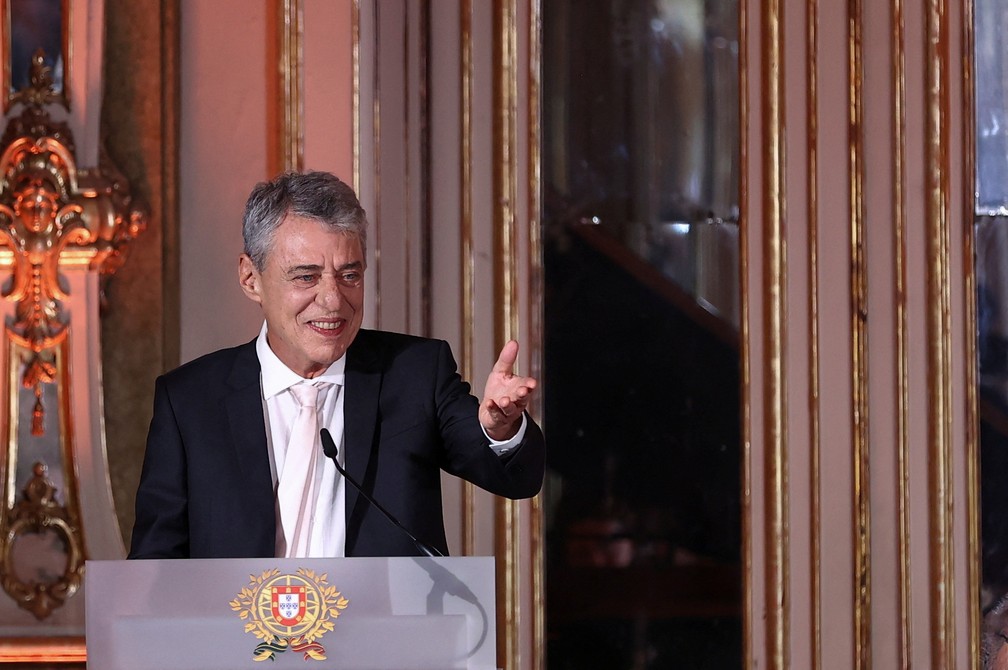 Chico Buarque recebe o Prêmio Camões, em Portugal — Foto: REUTERS/Rodrigo Antunes