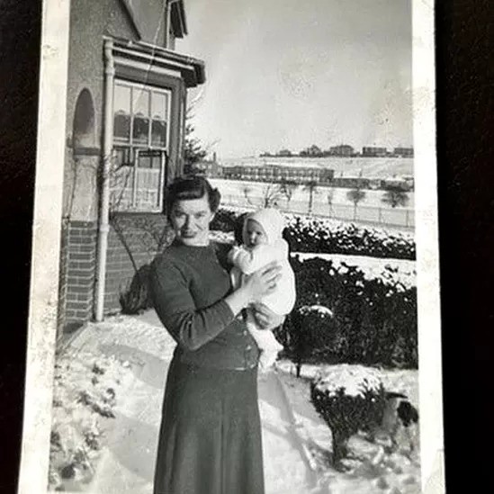 Margaret com a mãe quando era bebê (Foto: MARGARET MITCHELL via BBC)