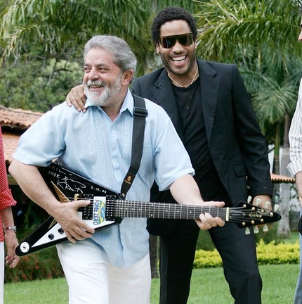 Lula e o cantor Lenny Kravitz, que doou uma guitarra ao programa Fome Zero, em 2005 — Foto: Reprodução