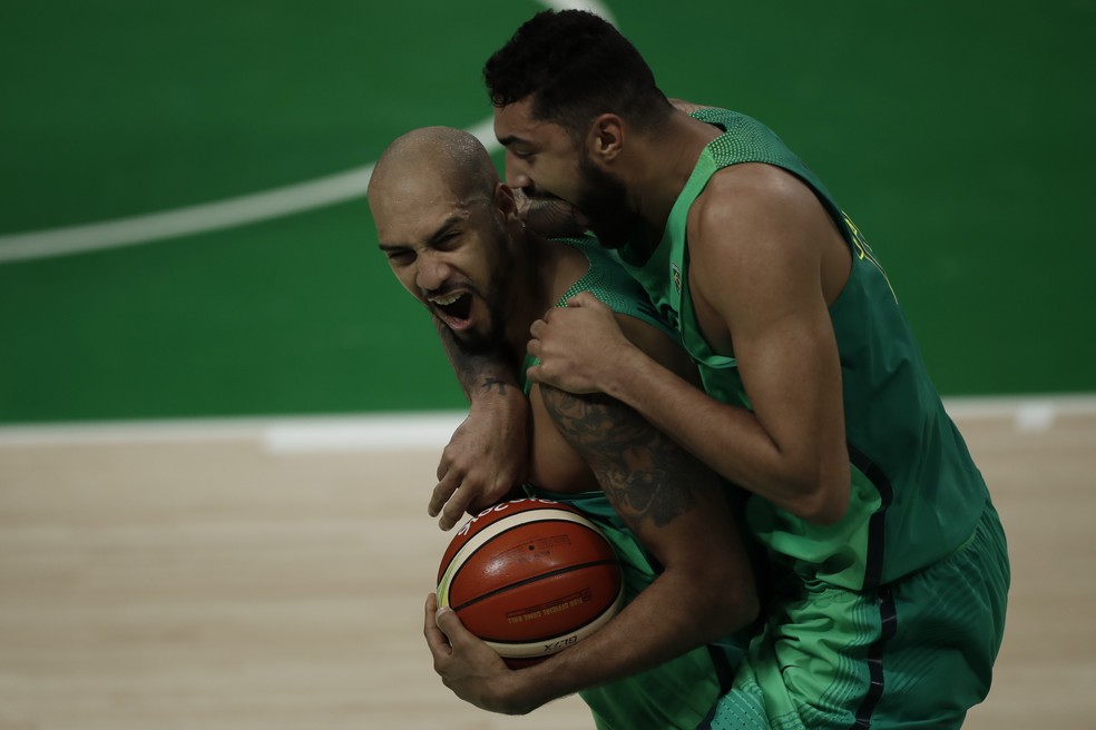 Petrovic conhece Marquinhos e Augusto Lima da Olimpíada RIo 2016 (Foto: André Mourão/ODIA/NOPP)
