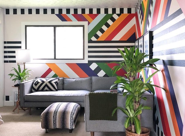 As linhas retas, em diferentes direções e cores, deixam a parede desta sala nada óbvia. Criação de Racheal Jackson, do perfil @banyanbridges (Foto: Reprodução Instagram)