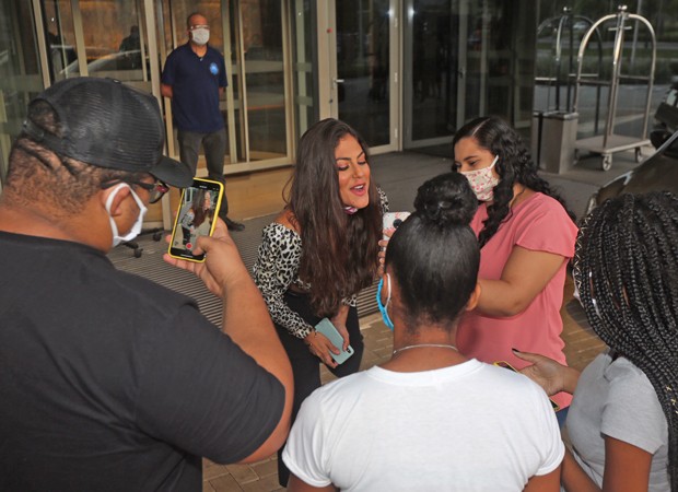 Mari Gonzalez recebe fãs em saída de Hotel (Foto: Agnews)