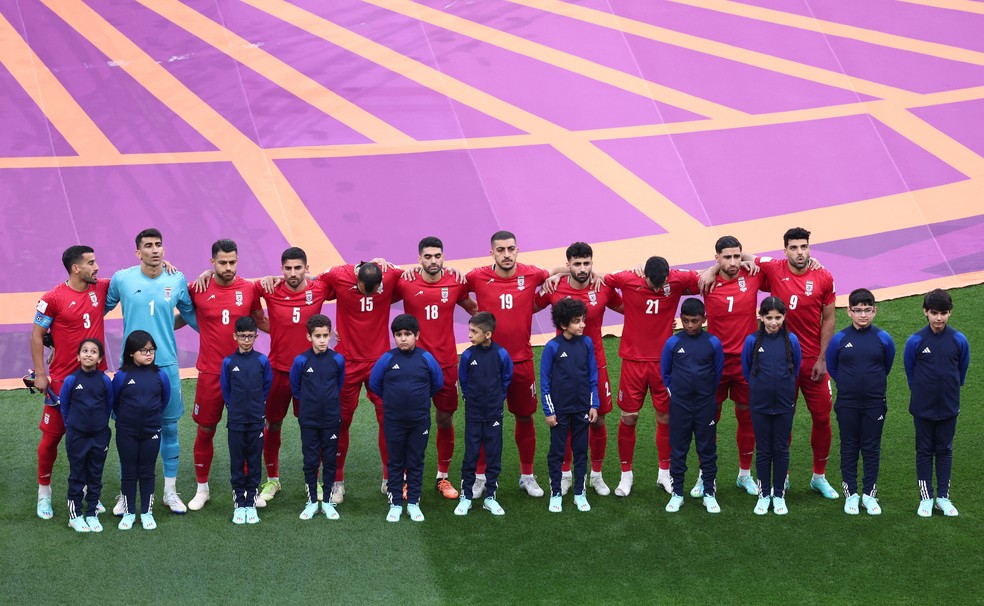 Seleção iraniana durante apresentação no campo em Doha, no Catar — Foto: Marko Djurica/REUTERS