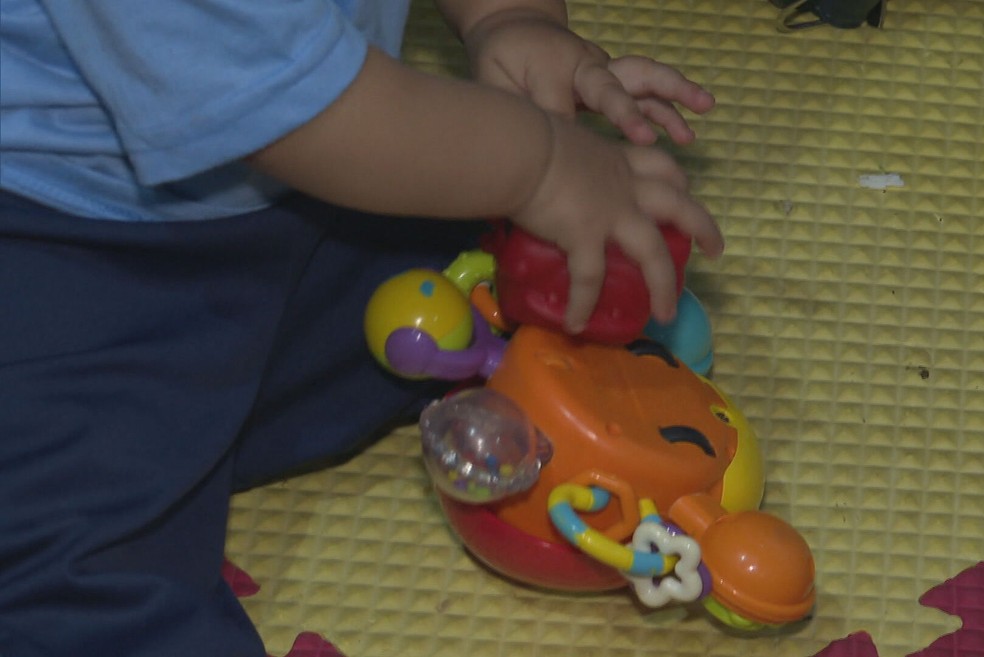 Criança com brinquedo em imagem de arquivo no DF — Foto: TV Globo / Reprodução