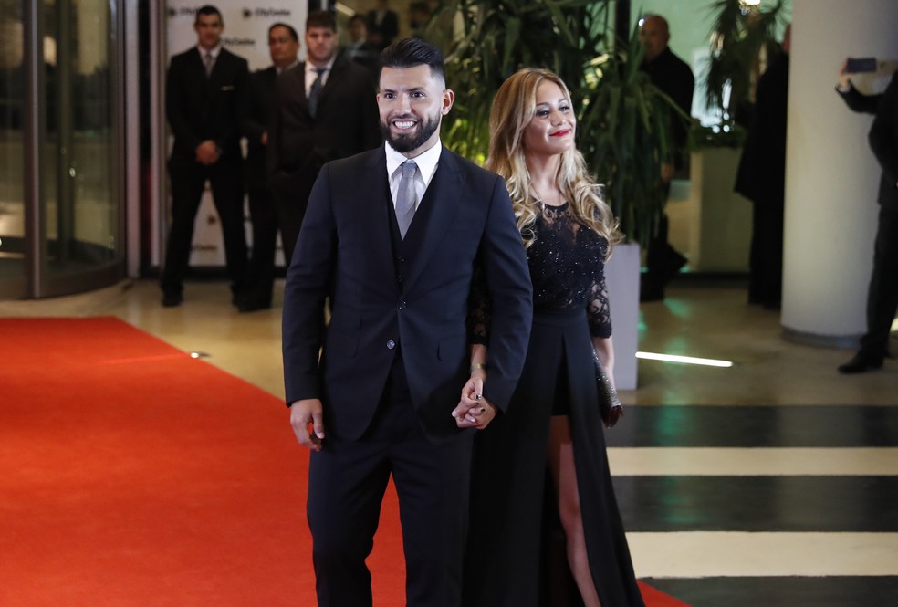 Aguero chega para o casamento de Messi (Foto: EFE)