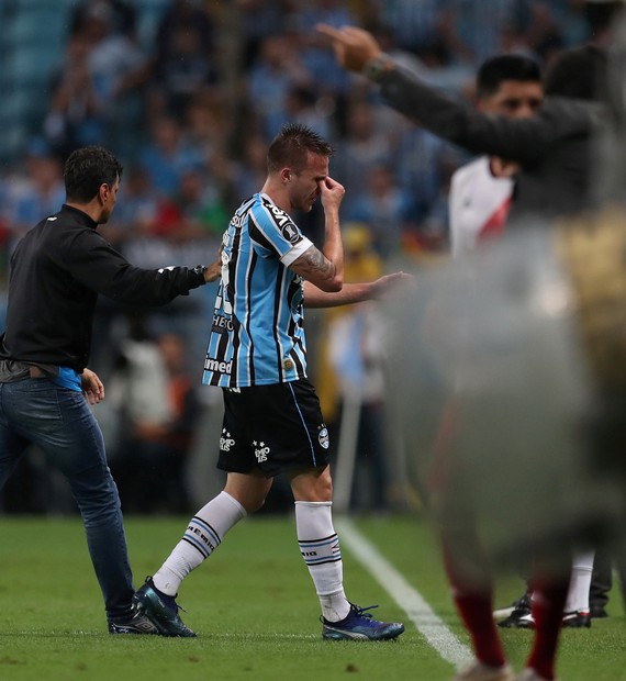 Em noite infeliz de Bressan, Grêmio leva a virada na Arena para o River e cai nas semis  2018-10-31t023822z_1788068955_rc149a11a2d0_rtrmadp_3_soccer-libertadores-gremio-river-plate