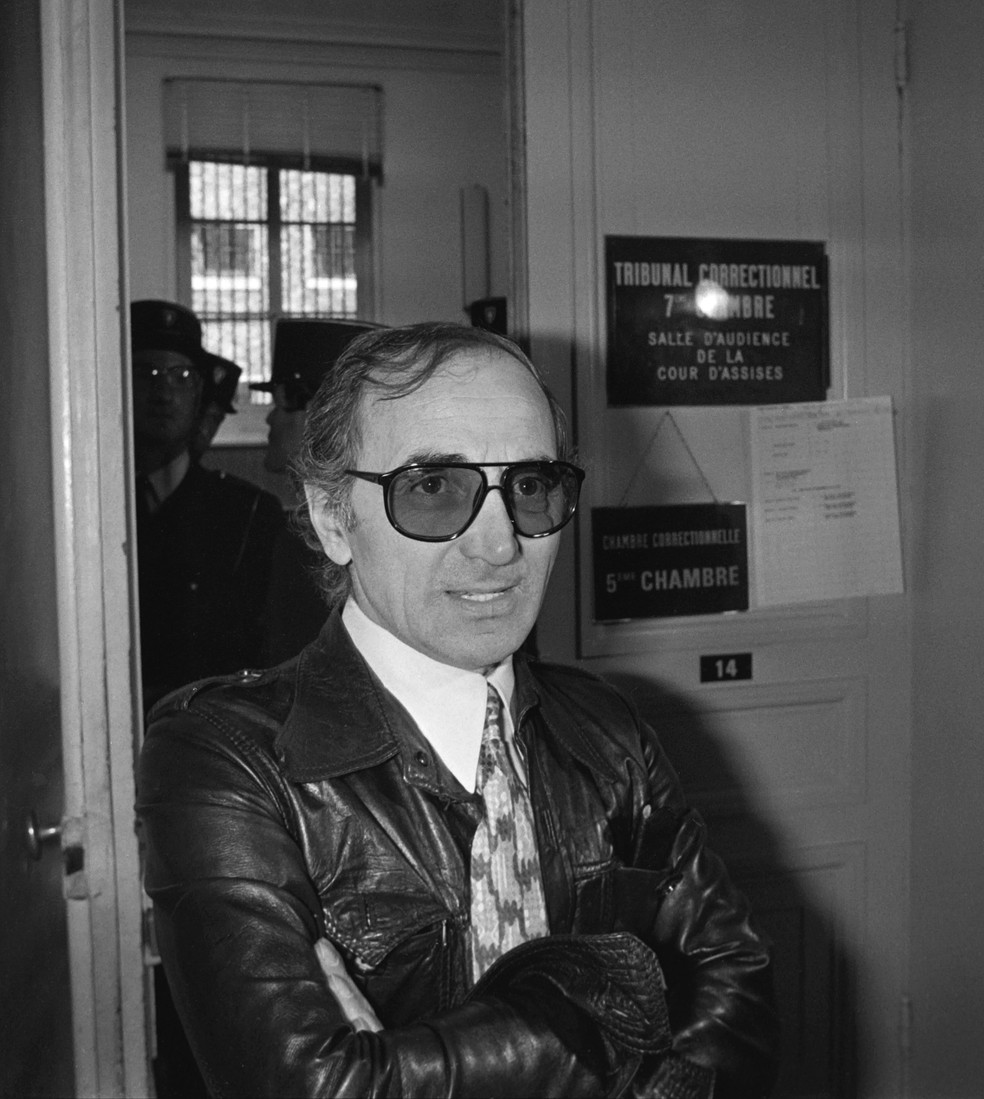 Aznavour participa de julgamento por evasão fiscal no tribunal de Versalhes, em 1977 — Foto: AFP