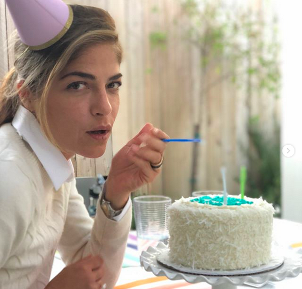 A atriz Selma Blair com seu bolo celebrando seus dois anos de sobriedade (Foto: Instagram)