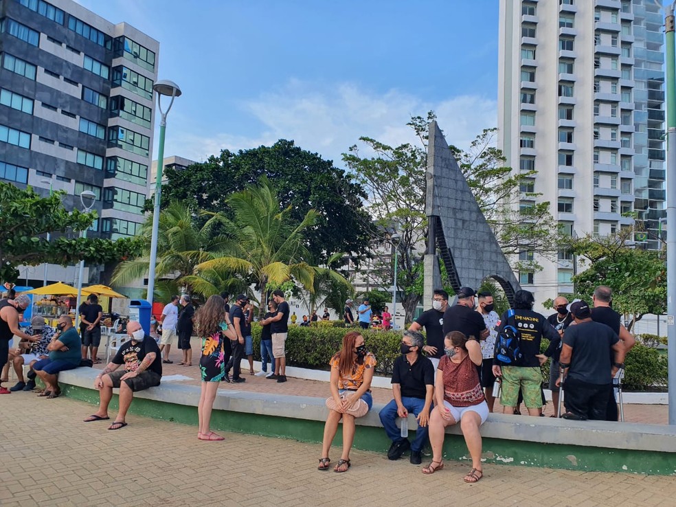 Músicos e cantores de Alagoas realizam protesto na praia de Ponta Verde, em Maceió, contra novo decreto — Foto: Gabi Leite