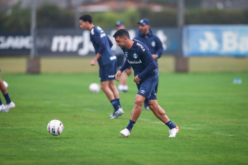 Provável escalação para o duelo deste domingo