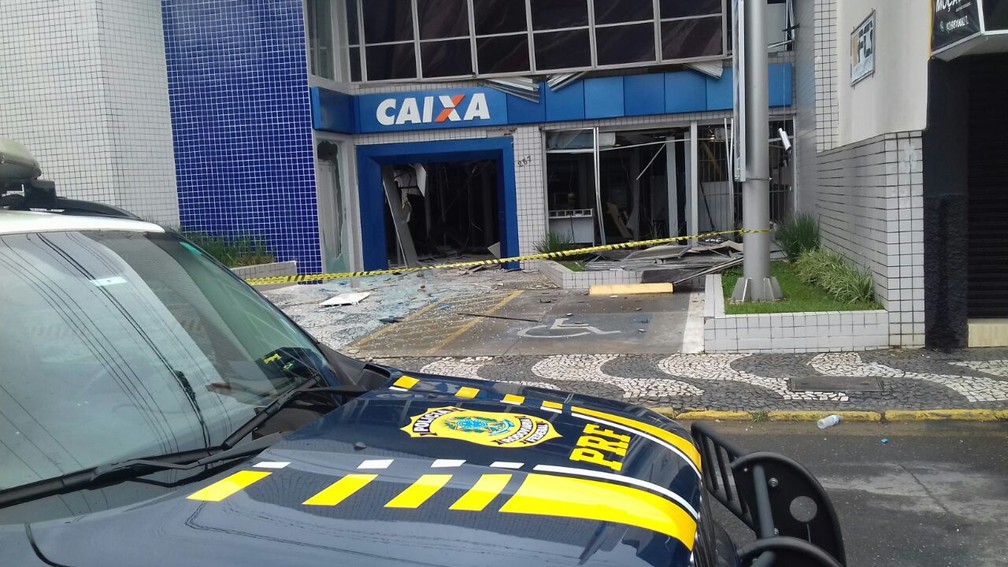 A Caixa Econômica Federal foi um dos alvos dos ladrões nesta madrugada (Foto: Divulgação/PRF)