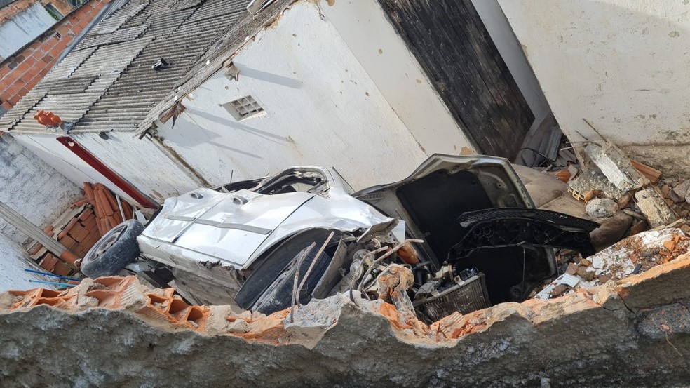 Motorista perde controle de carro em encosta, capota e cai em terreiro — Foto: Rildo de Jesus/TV Bahia