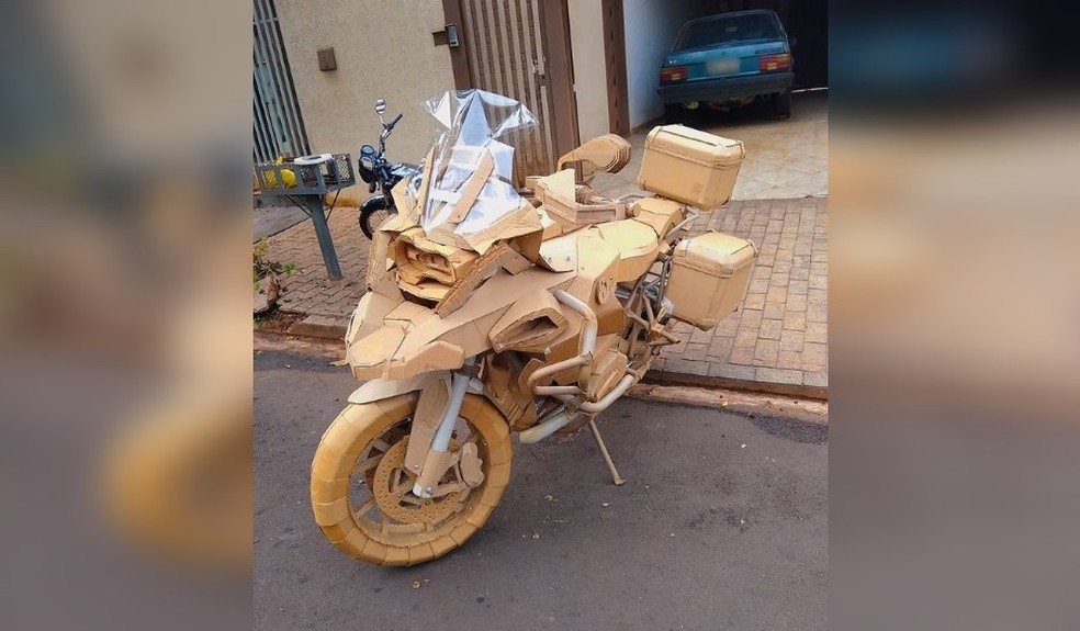 Estrutura das motocicletas é feita com canos e finalizada com papelão — Foto: Reprodução/Instagram