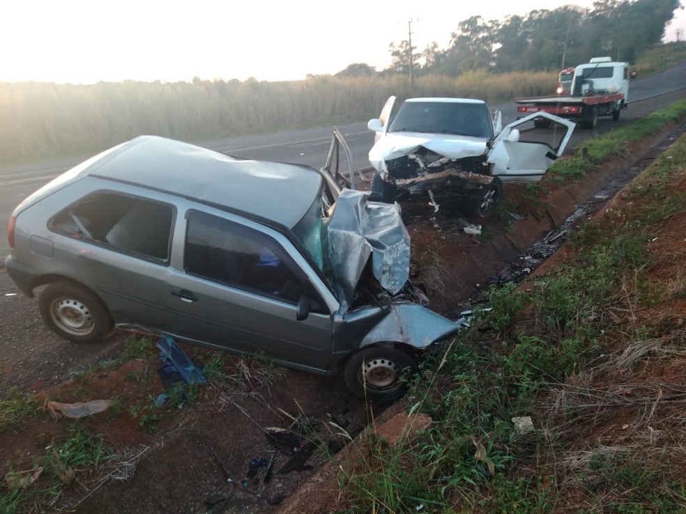 Carros ficam destruídos após colidirem em rodovia de Assis — Foto: The Brothers