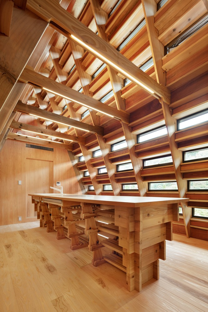 Cabana fabricada digitalmente tem estrutura feita com madeira em meio à floresta no Japão  (Foto: Hayato Kurobe Takumi Ota)