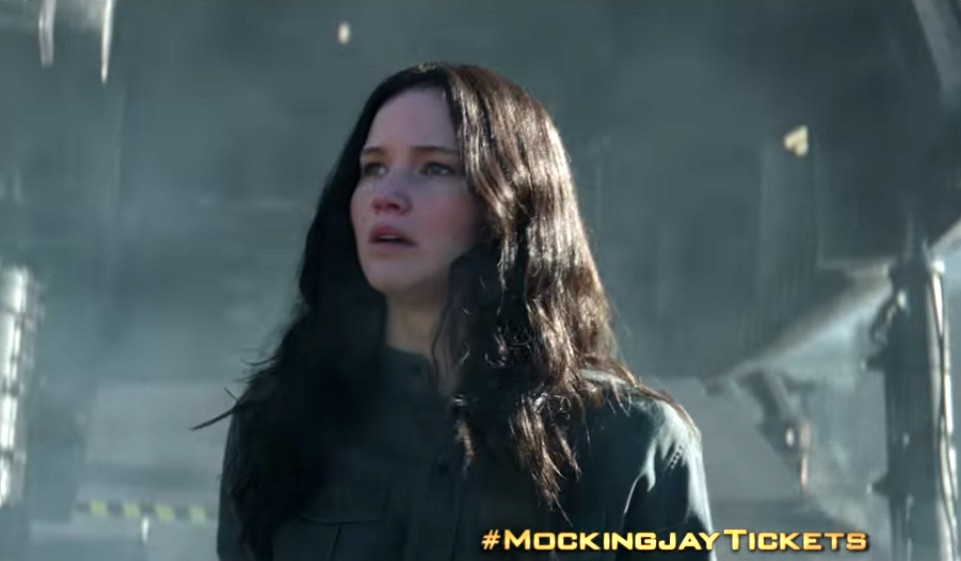 Katniss Everdeen (JLaw), em cena de 'Jogos Vorazes: A Esperança - Parte 1'. (Foto: Reprodução)